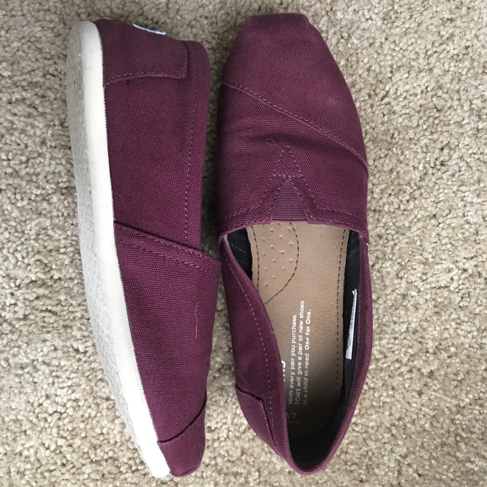 Gently worn Toms. Size 7. Burgundy color